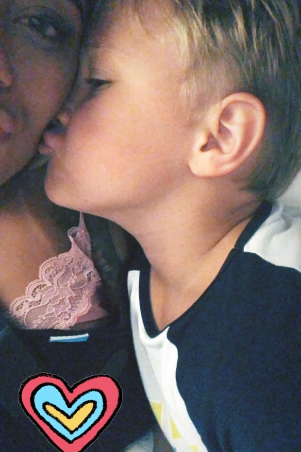 Rafella Santos ganha beijo de Davi Lucca (Foto: Reprodução/Instagram)