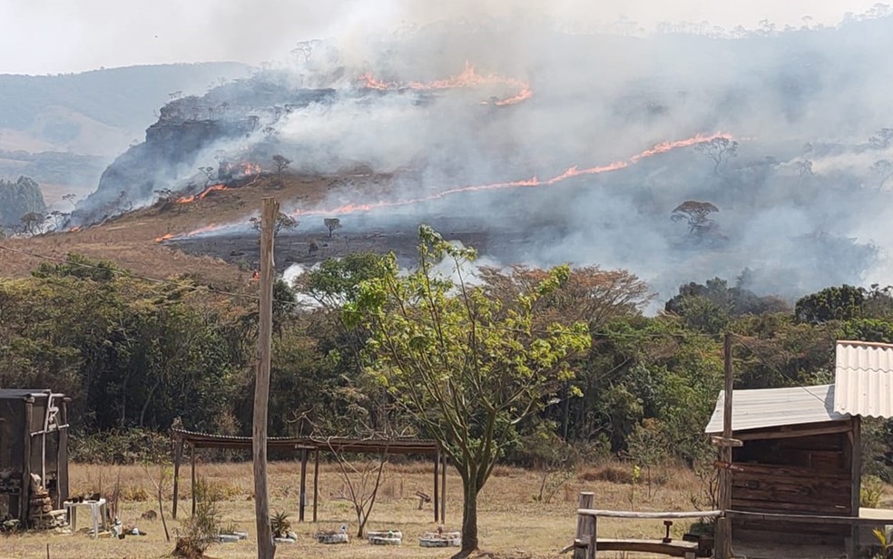 Incêndio atinge o bairro Sobradinho, em São Tomé da Letras (MG) — Foto: Reprodução/EPTV
