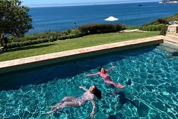 Addison Rae e Kourtney Kardashian de pijama na piscina (Foto: Instagram)