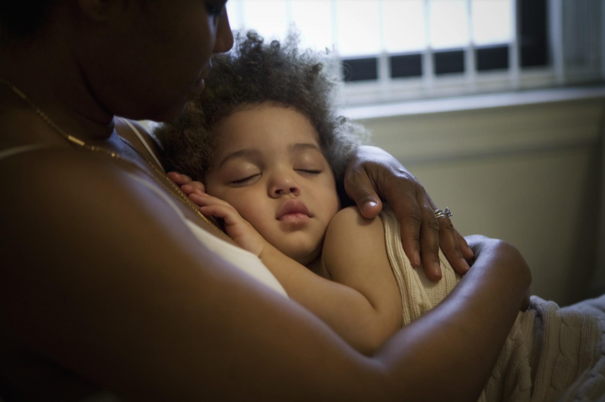 Ao proporcionar estrutura emocional e afetiva, a criação com apego tem impacto positivo em todos os aspectos do desenvolvimento dos bebês  (Foto: Getty Images)