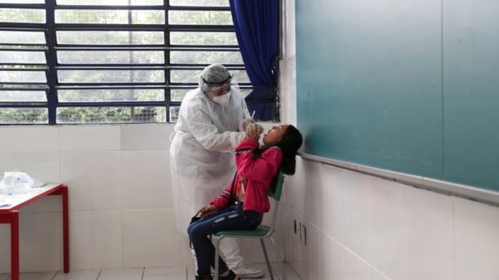 Testagem de alunos em escola paulista; "Ainda temos escolas sem papel toalha, sem sabonete, sem janelas. São voltadas para dentro, sem dialogar com o mundo lá fora. A escola pode e deve ser diferente. Mesmo com o vírus controlado, não precisamos voltar ao ensino de antes, porque não estava funcionando." — Foto: Reuters