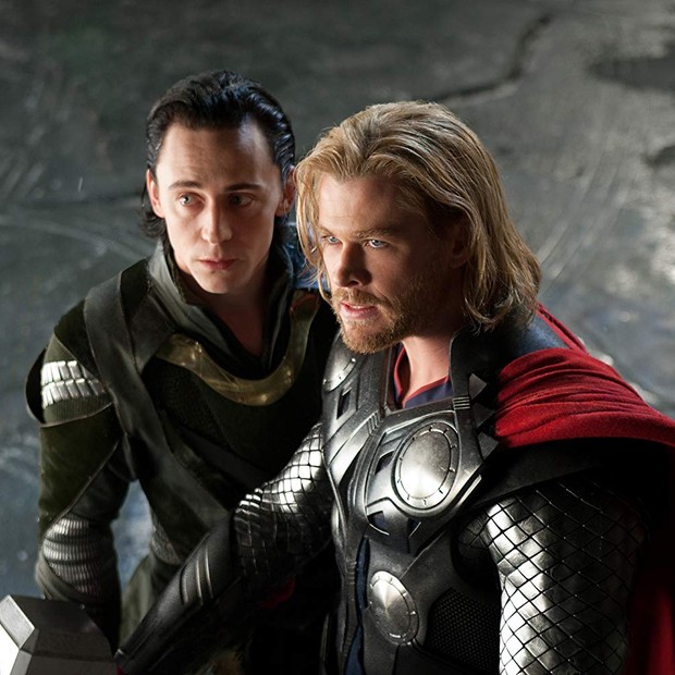 Tom Hiddleston como Loki e Chris Hemsworth como Thor (Foto: Divulgação)