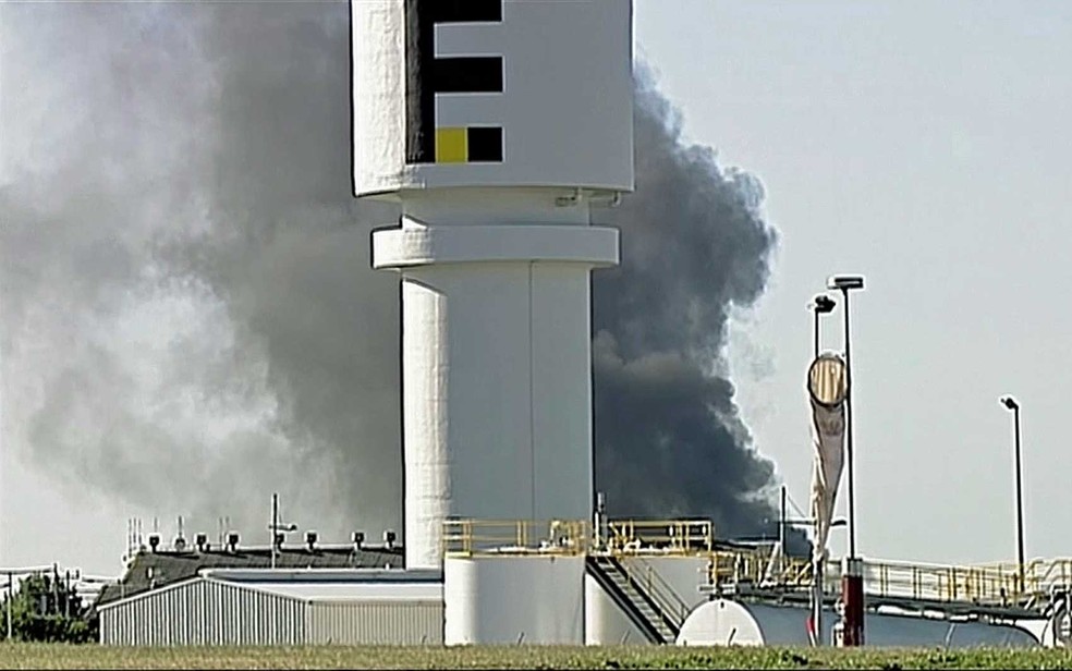 Pequeno avião caiu em área de shopping de Melbourne, na Austrália, e pegou fogo. (Foto: Reprodução / Canal 9 / via AP Photo)