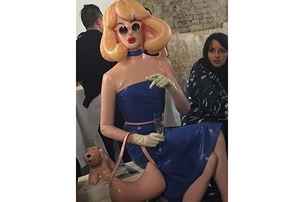 Post-modern artist Pandemonia in the front row at the RCA degree show (Foto: @SuzyMenkesVogue)