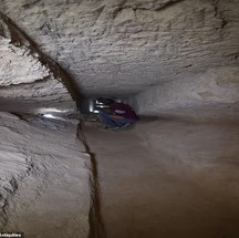 A arqueóloga Kathleen Martinez, da Universidade Autônoma de Santo Domingo, acredita estar no caminho certo depois de descobrir o túnel esculpido na rocha — Foto: Divulgação/Ministério do Turismo e Antiguidades
