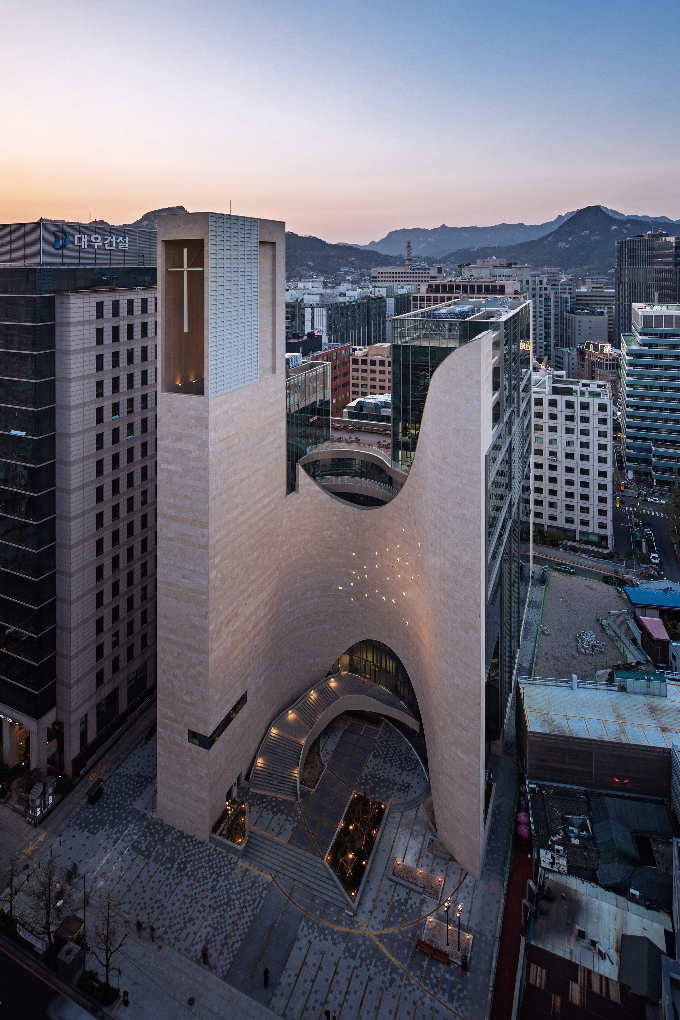 Igreja na Coreia do Sul impressiona com arquitetura e cruz suspensa (Foto: Divulgação)