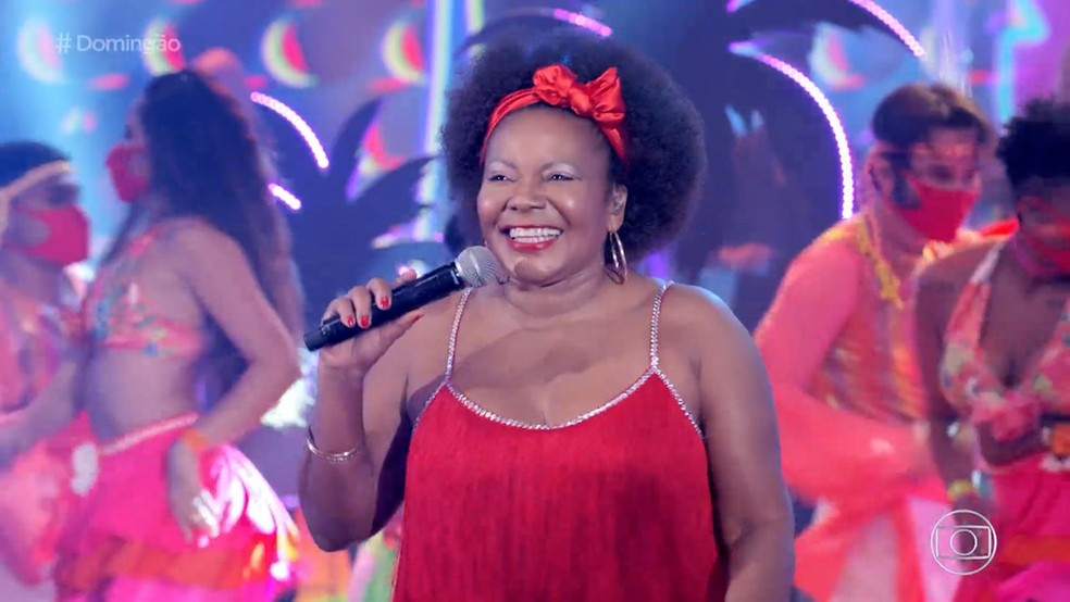 Loalwa Braz foi a escolhida de Margareth Menezes como homenageada da noite no 'Show dos Famosos' — Foto: Globo