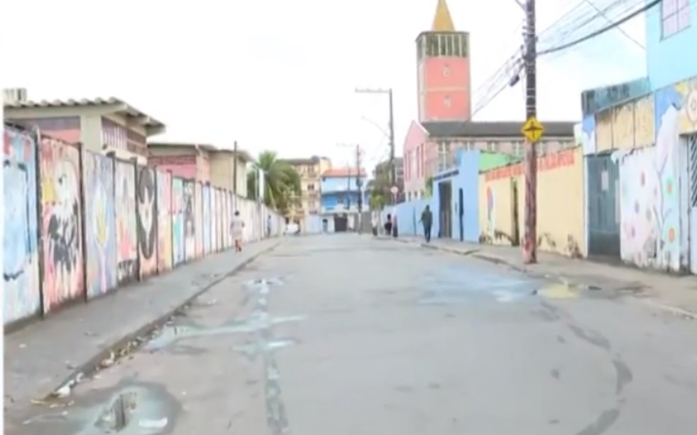 Ônibus estão sem circular na região da Goméia de São Caetano após troca de tiros na noite de terça-feira (7) — Foto: Reprodução/TV Bahia