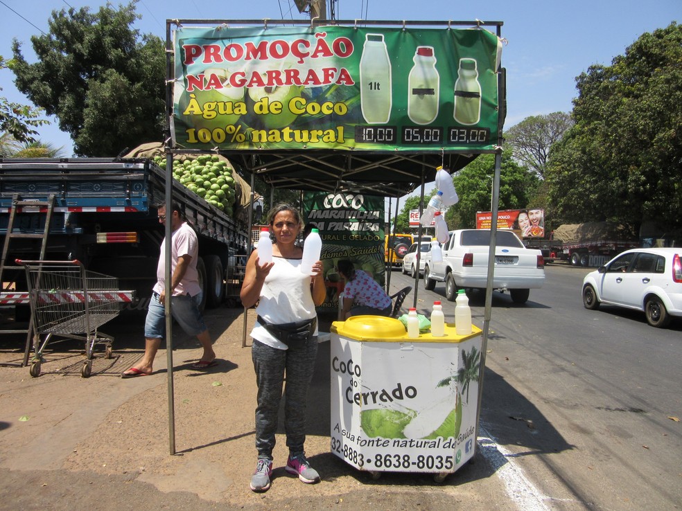 A vendedora Rejana Rodrigues, que vende água de coco na garrafa no DF (Foto: Raquel Morais/G1)
