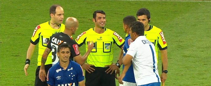 Vice do Cruzeiro reclama de escalação de árbitro inexperiente em clássico
