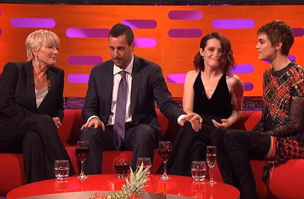 A atriz Claire Foyle incomodada com o toque do ator Adam Sandler enquanto é observada por Emma Thompson e Cara Delevingne (Foto: Reprodução)