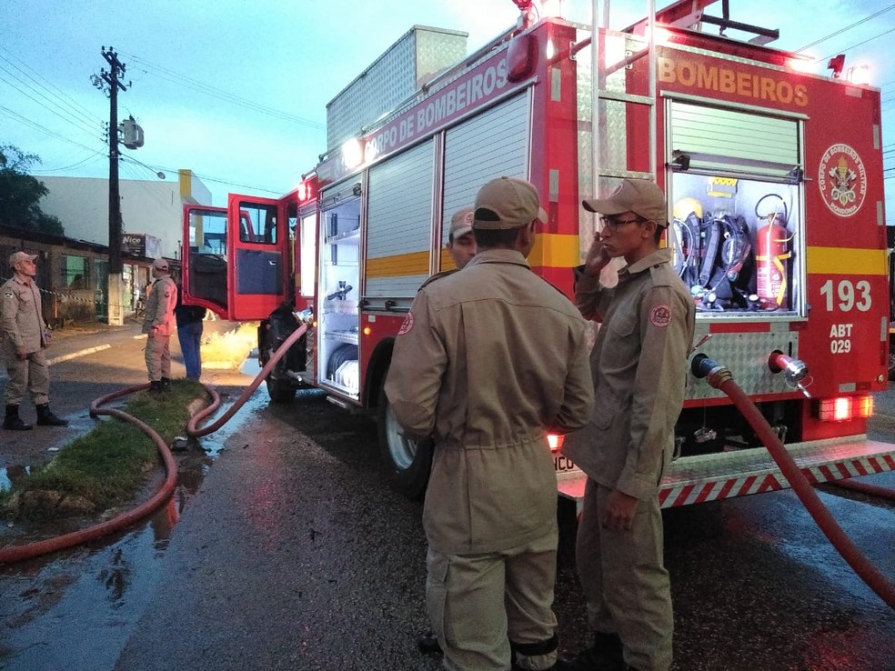 Bombeiros controlaram fogo rapidamente no local — Foto: André Felipe/Rede Amazônica