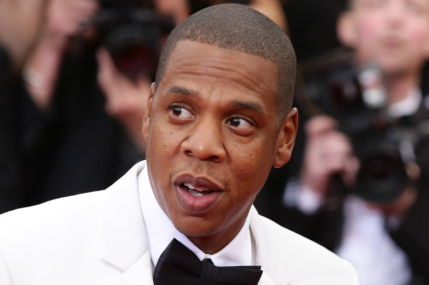 Lá em 2001, Jay-Z foi apontado como pai do filho de uma modelo chamada Shenelle Scott. Ele negou veementemente a acusação e, segundo os rumores, teria pagado 1 milhão de dólares (cerca de 2,3 milhões de reais na época) para não ter o nome dele registrado na certidão de nascimento. O rapper se casou com Beyoncé sete anos depois. (Foto: Getty Images)