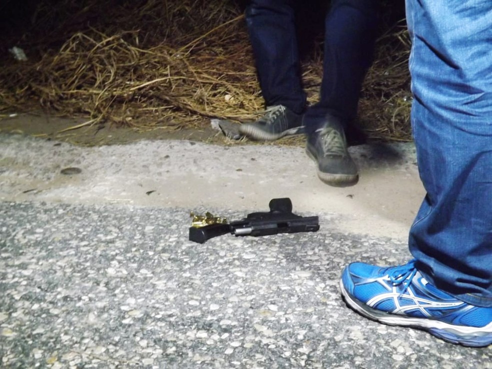 Arma do PM ficou jogada no acostamento da rodovia â€” Foto: Wilton Alves/MossorÃ³ 190