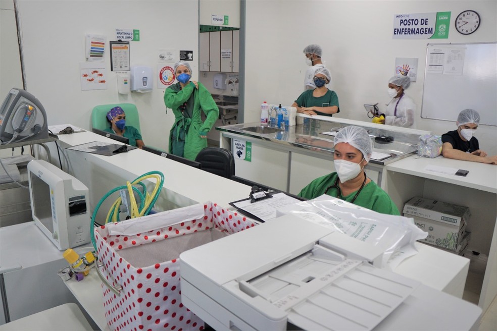 Há 15 exames de RT-PCR à espera de análise do Laboratório Central de Saúde Pública do Acre (Lacen) ou do Centro de Infectologia Charles Mérieux — Foto: Odair Leal/Secom