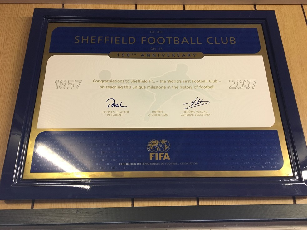 O certificado da Fifa de clube mais antigo do mundo (Foto: Ivan Raupp)