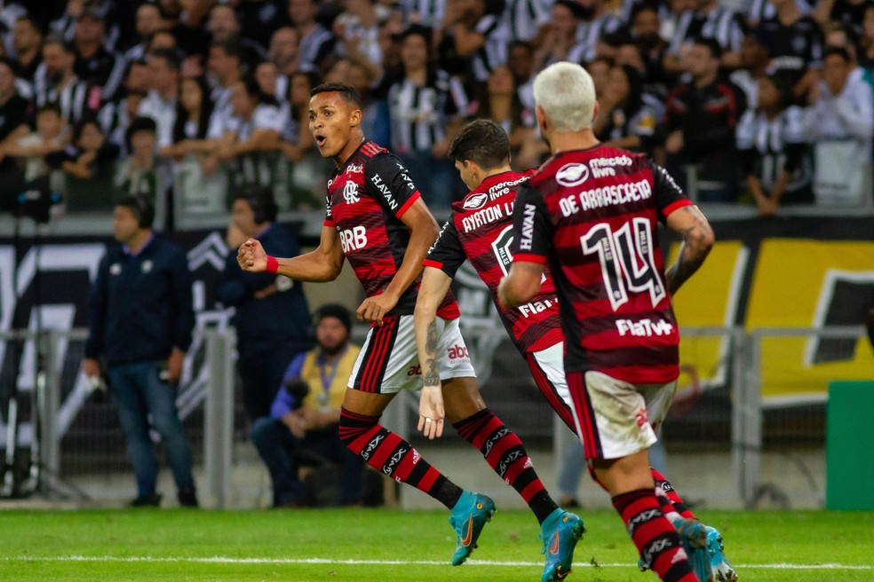 Lázaro comemora gol em Atlético-MG x Flamengo no jogo de ida entre os times pela Copa do Brasil — Foto: Fernando Moreno/AGIF