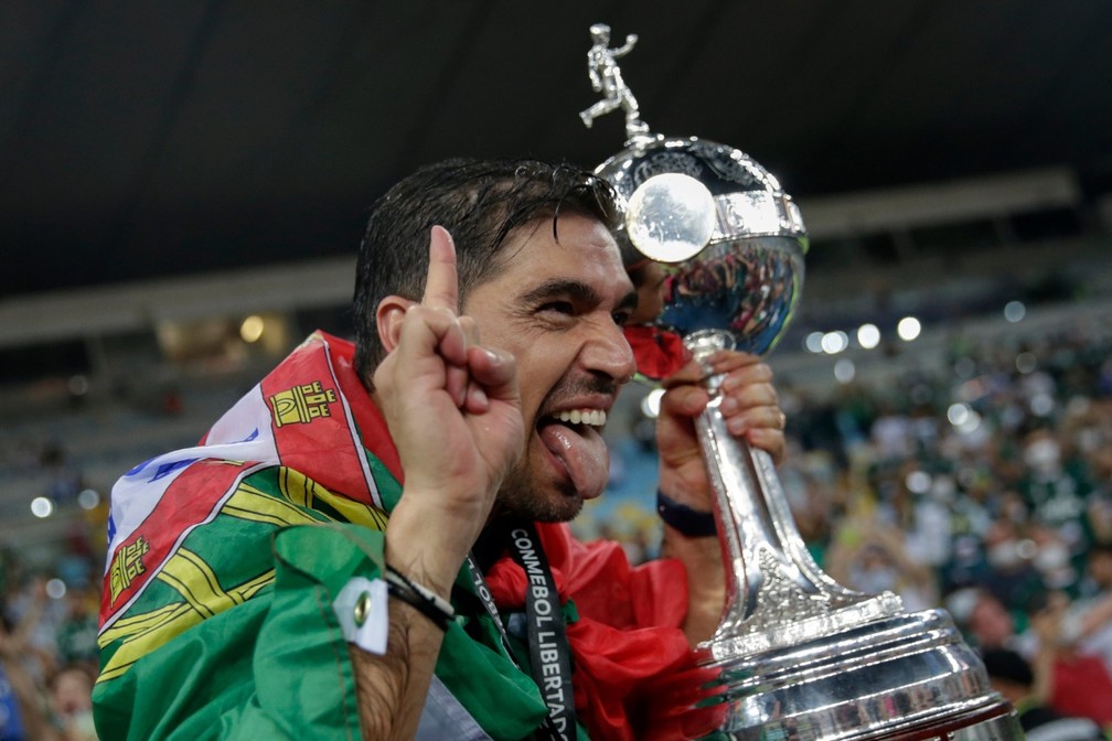 Abel Ferreira, do Palmeiras, com a taça da Libertadores — Foto: Divulgação/Conmebol