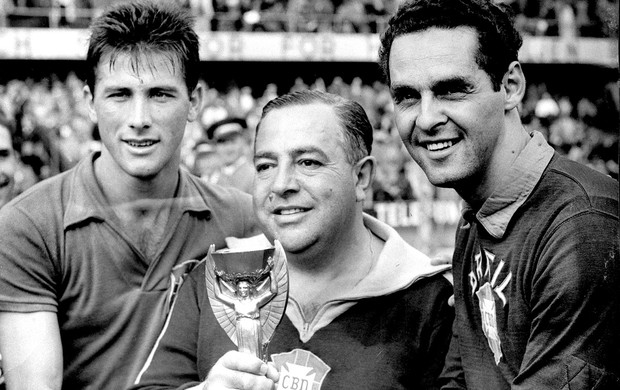 Bellini com técnico Feola e Gylmar Dos Santos taça da Copa do Mundo