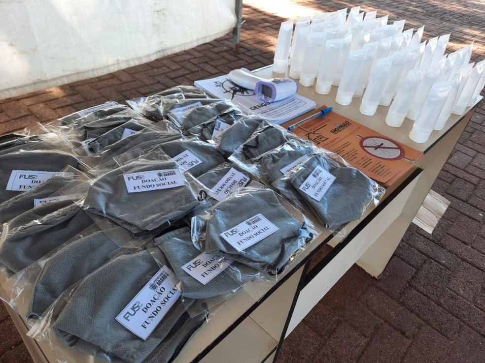 Prefeitura de Araras instala tendas para distribui&ccedil;&atilde;o gratuita de m&aacute;scaras e &aacute;lcool em gel para a popula&ccedil;&atilde;o. &mdash; Foto: Prefeitura de Araras/Divulga&ccedil;&atilde;o