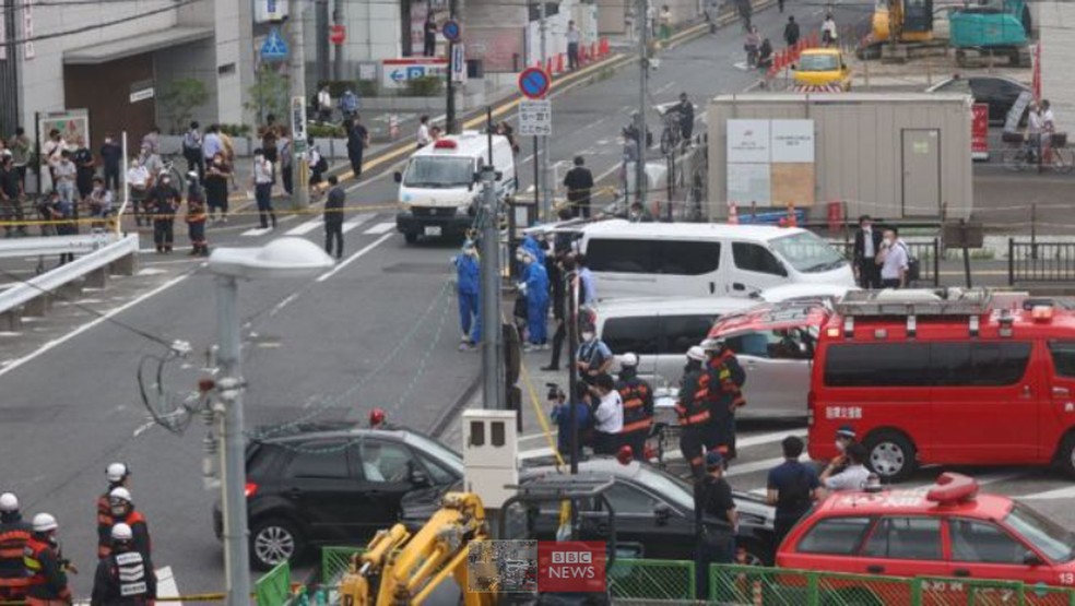 BBC: Equipes de emergência na praça da estação Kintetsu Yamato-Saidaiji após o ataque a Abe — Foto: GETTY IMAGES