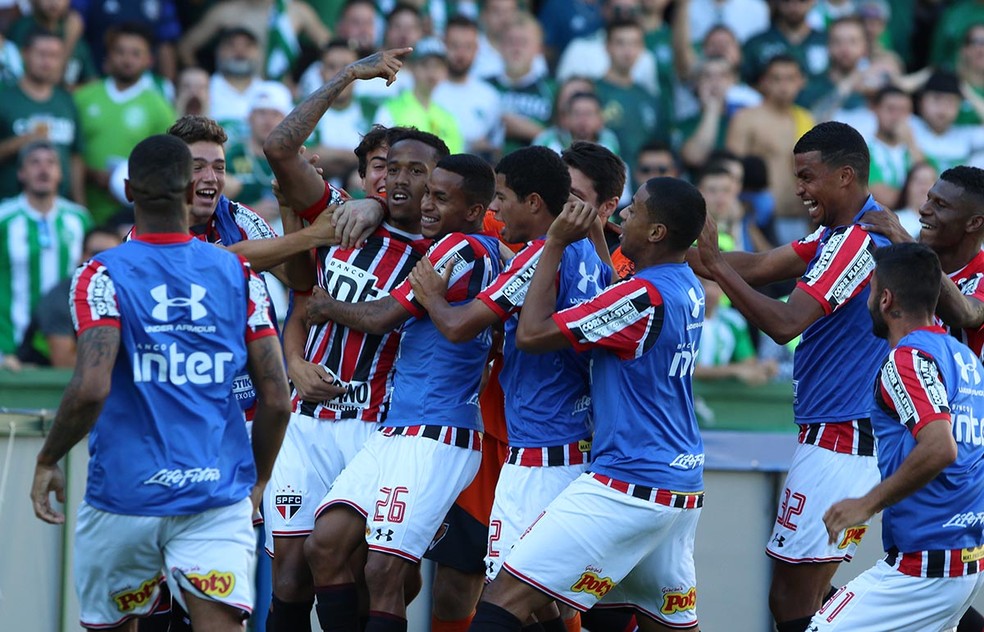 São-paulinos comemoram gol contra o Coritiba (Foto: Rubens Chiri/saopaulofc.net)