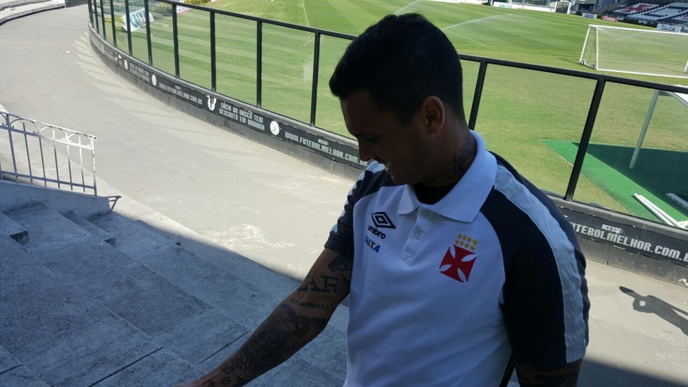 Ramon exibe tatuagens no braço: entre elas, a hashtag #crazymotta (Foto: Felipe Schmidt)