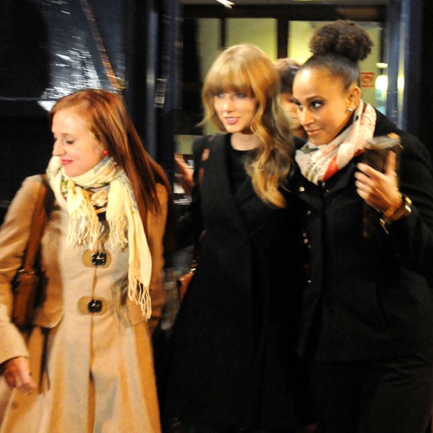 Taylor Swift com as amigas em Madrid (Foto: Splash News)