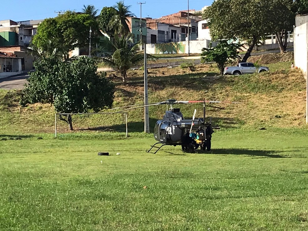 Helicóptero da PRF próximo à comunidade do Mosquito em Natal — Foto: Cleber Dantas/Inter TV Cabugi