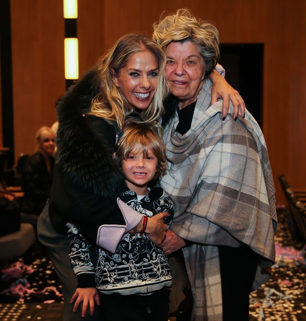 Adriane Galisteu com o filho, Vittorio, e a mãe, Dona Emma (Foto: Manuela Scarpa/Brazil News)