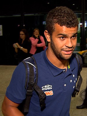 Alisson volta ao Brasil sentindo dores, mas espera poder enfrentar o Vitória