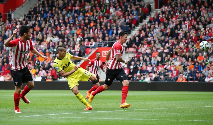 Lamela gol de mão Tottenham contra Southampton  (Foto: Reuters / Paul Childs)