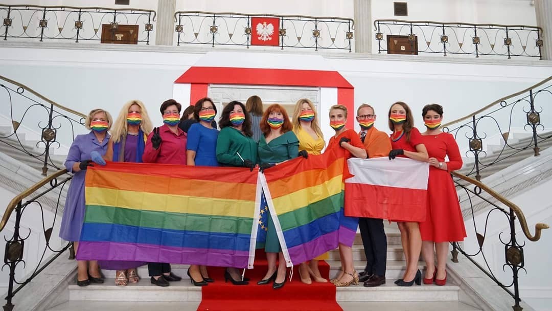 Com vestidos, deputadas formam arco-íris na posse do presidente de Polônia como forma de protesto (Foto: Reprodução / Instagram)