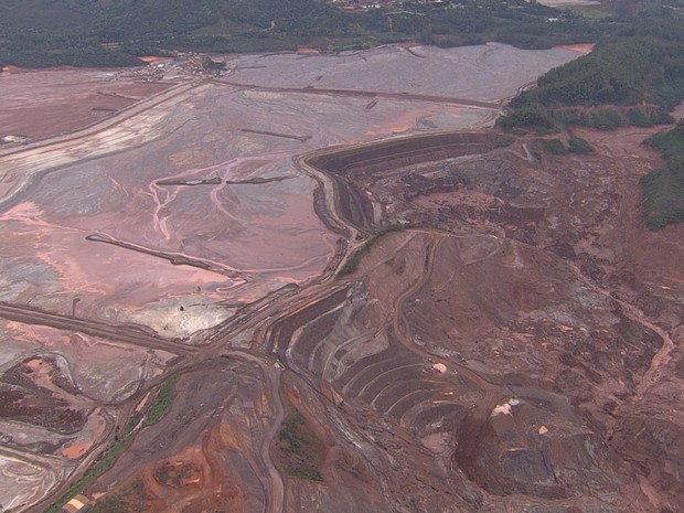 Funcionários precisaram ser retirados da área de trabalho após deslocamento de lama em barragem da Samarco em Mariana (Foto: Reprodução/TV Globo)