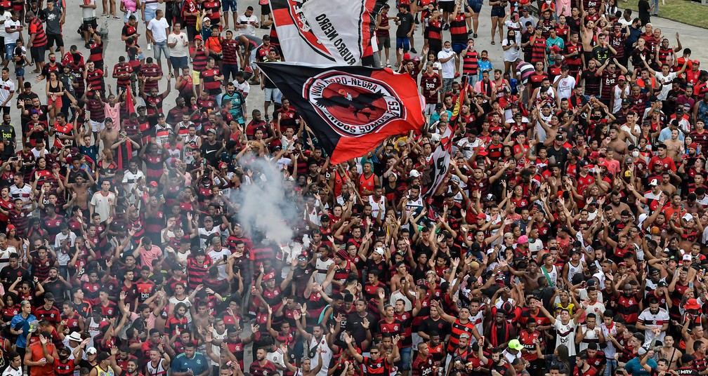 Torcedores do Flamengo se aglomeram na parte externa do Maracan&atilde; &mdash; Foto: Thiago Ribeiro/Ag&ecirc;ncia Estado