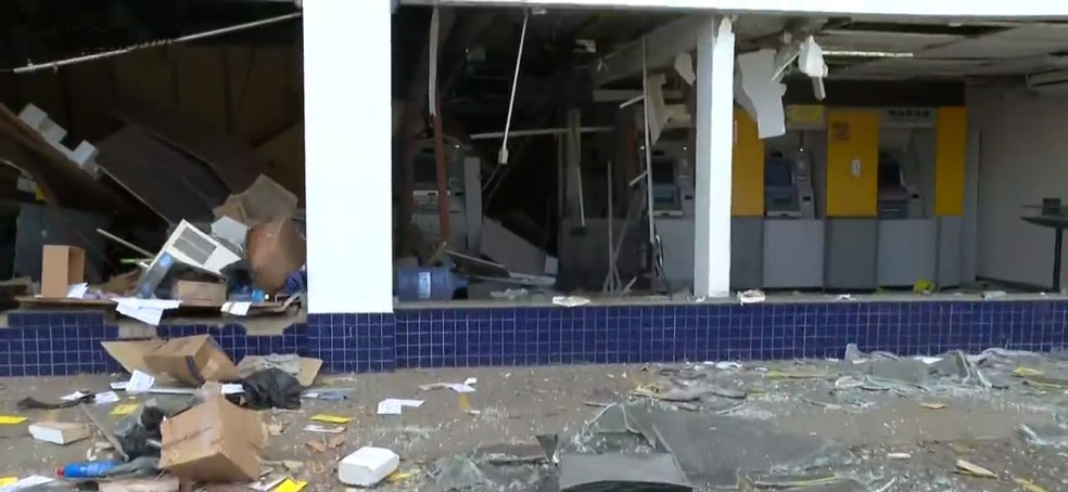 Agência bancária é explodida no bairro de Porto Seco Pirajá, em Salvador — Foto: Reprodução/TV Bahia