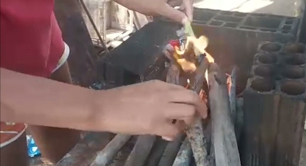 Famílias recorrem a fogão a lenha para poder cozinha após 8° aumento no preço do gás de cozinha, na PB — Foto: Reprodução/TV Cabo branco 