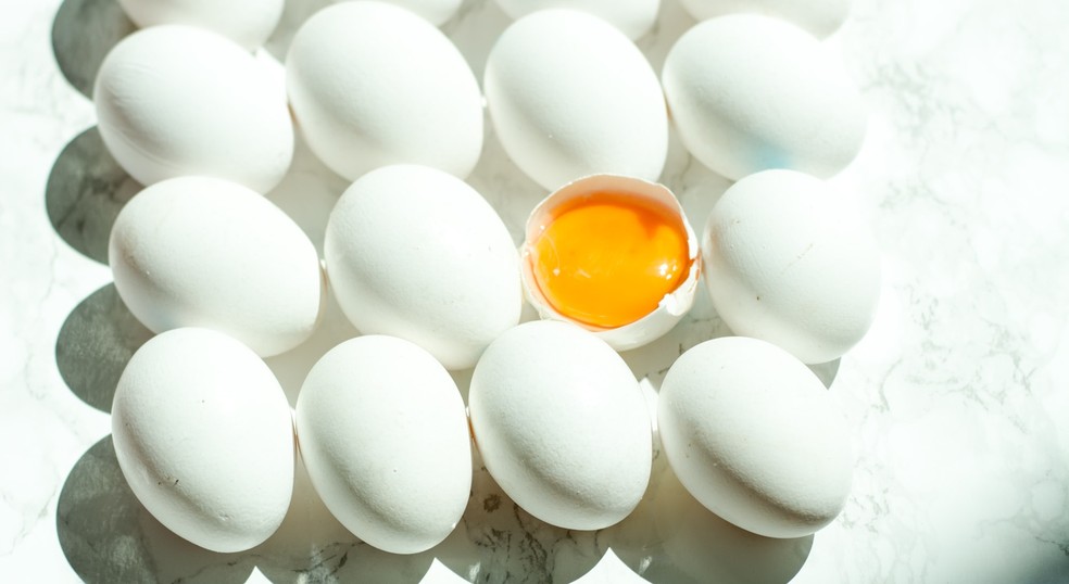A clara de ovo deixa a pele do rosto mais firme — Foto: Unsplash