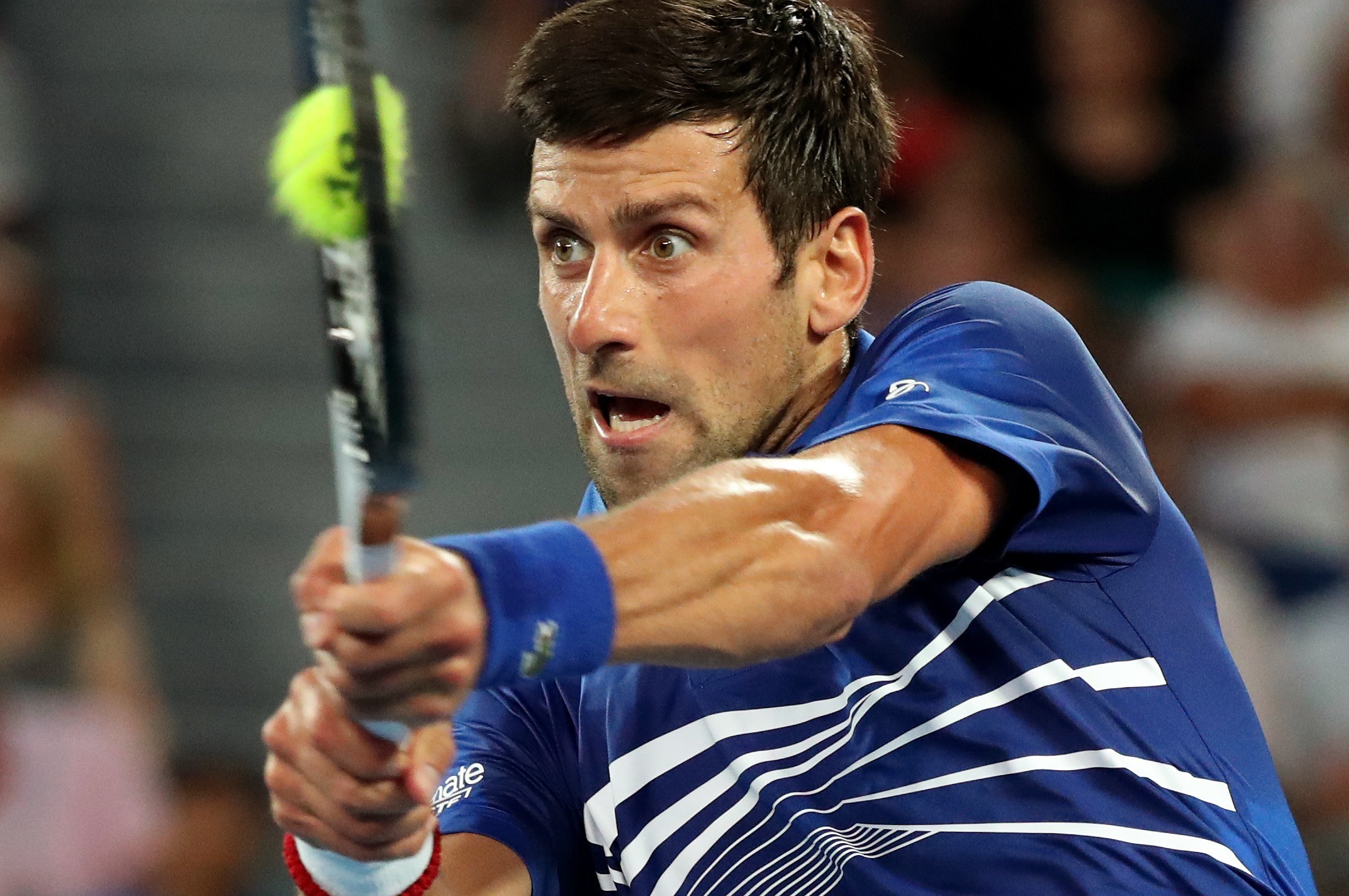Novak Djokovic devolve a bola na vitória na estreia