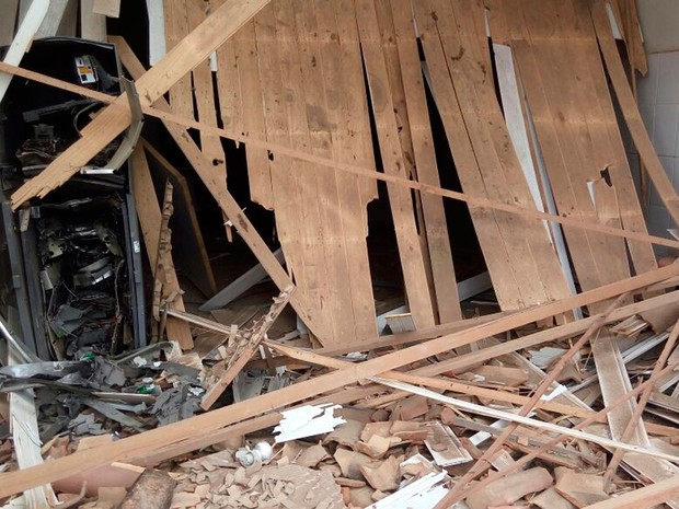 Posto do Bradesco destruído por explosivos (Foto: Warley Figueredo/Arquivo Pessoal)