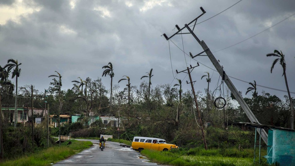 Rua parcialmente destruída em Pinar del Rio, Cuba, após passagem do furacão Ian — Foto: Ramon Espinosa / AP Photo