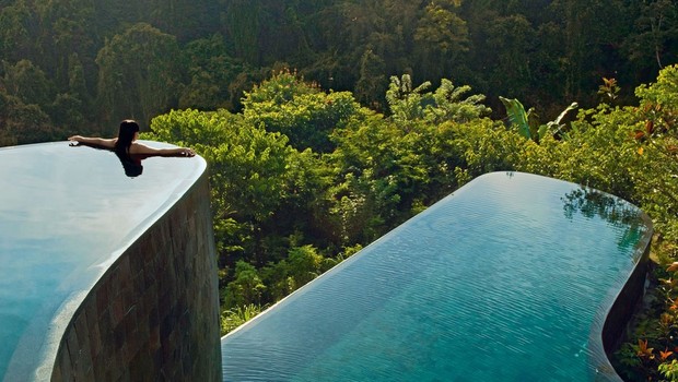 Hotel na ilha de Bali, na Indonésia, tem piscinas em vários andares e uma estonteante vista das florestas da região (Foto: Getty Images)