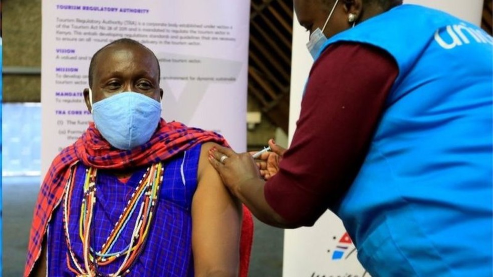 Unicef participa da distribuição de vacinas do consórcio Covax; acima, homem sendo vacinado no Quênia — Foto: Reuters