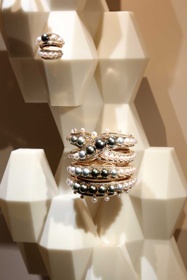 A tiered pearl cuff and matching ring for Hermès Haute Joiallerie Spring/Summer 2017 (Foto: @SuzyMenkesVogue)
