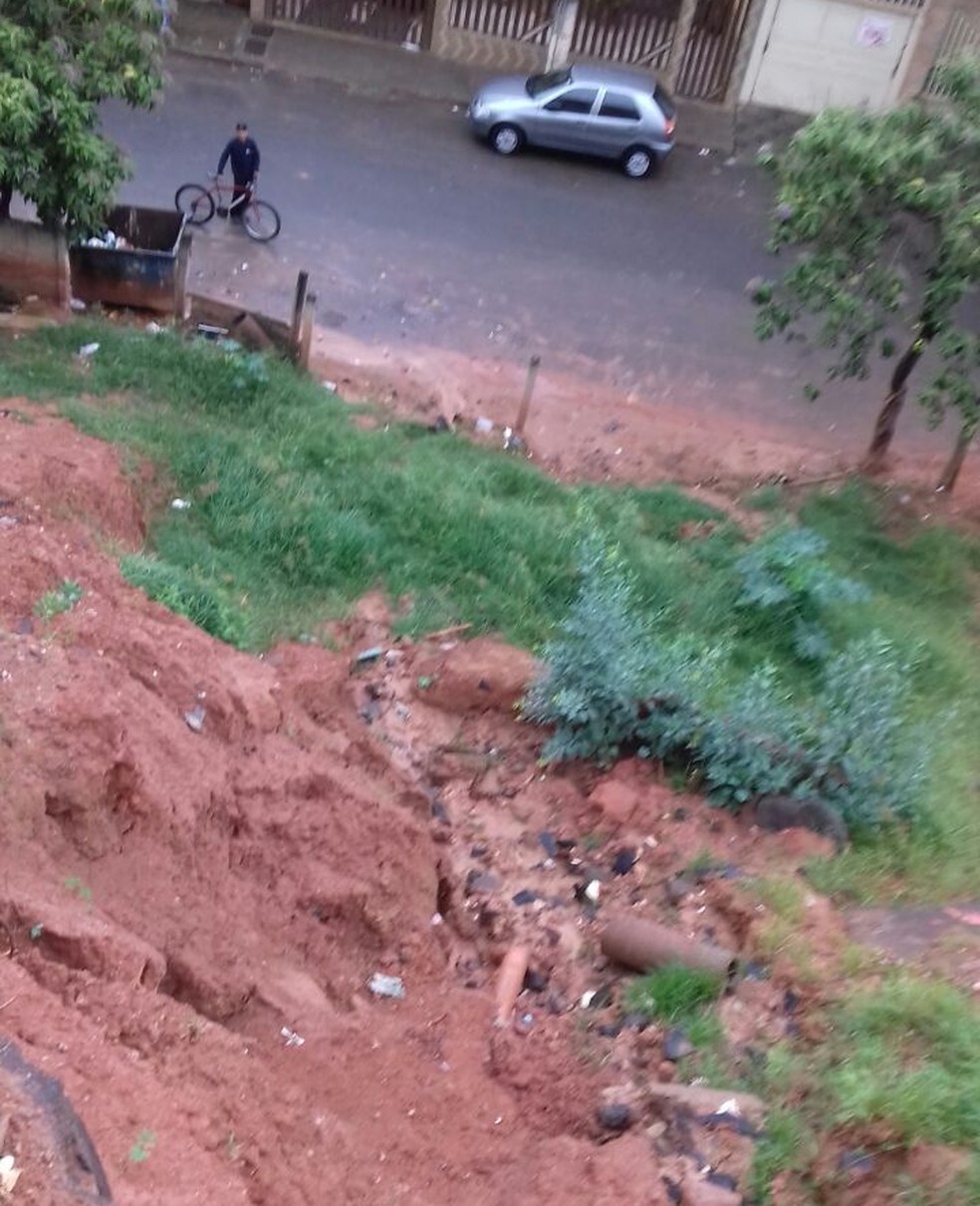 Idoso caiu de um barranco no Bairro Esperança (Foto: Corpo de Bombeiros/ Divulgação)