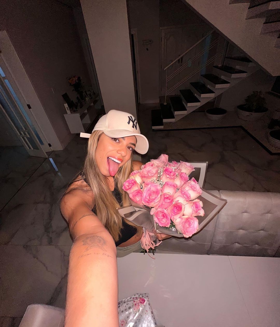 Key Alves ganha flores de fãs — Foto: Instagram/Reprodução