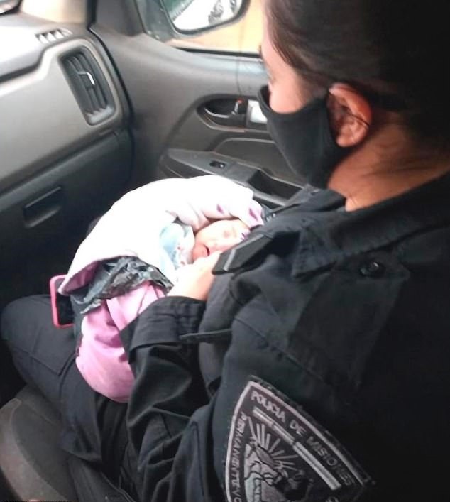 Esperanza sendo levada para o hospital em carro de policial (Foto: Reprodução)