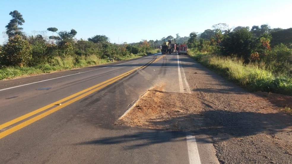 Buraco na pista é possível motivo pelo primeiro acidente entre as motos. (Foto: PRF/Divulgação)