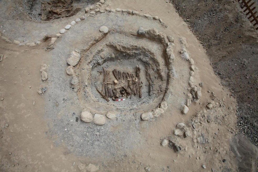 Escavação no túmulo onde alguns dos objetos foram encontrados — Foto: Xinhua Wu