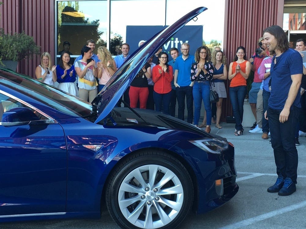 Funcionários se uniram para presentear o CEO com um Tesla em agradecimento  (Foto: Reprodução/Business Insider)